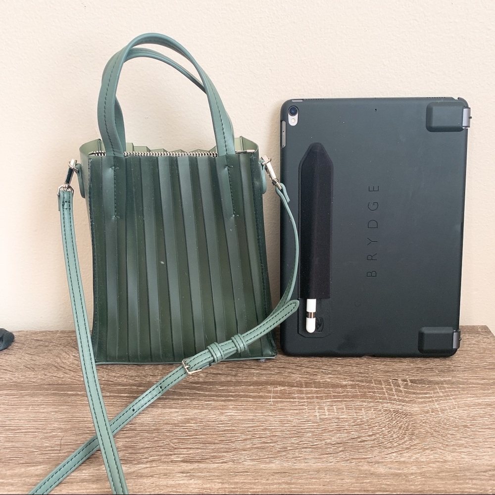 Charles & Keith Cross body clutch - Picture 3 of 3